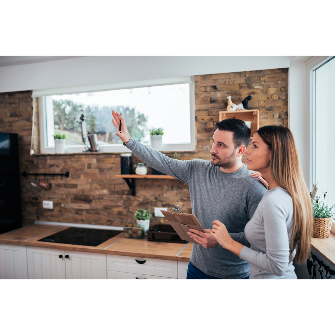 Casal reformando a casa, ilustrando o uso do empréstimo consignado